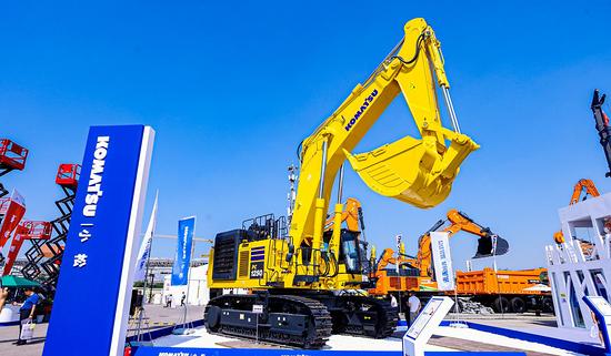 Τον Δεκέμβριο, οι εκσκαφείς Komatsu της Κίνας λειτούργησαν για 108 ώρες, σημειώνοντας αύξηση 19,5% σε ετήσια βάση. άλλες τέσσερις περιφέρειες παρουσίασαν επίσης θετική ανάπτυξη σε ετήσια βάση.